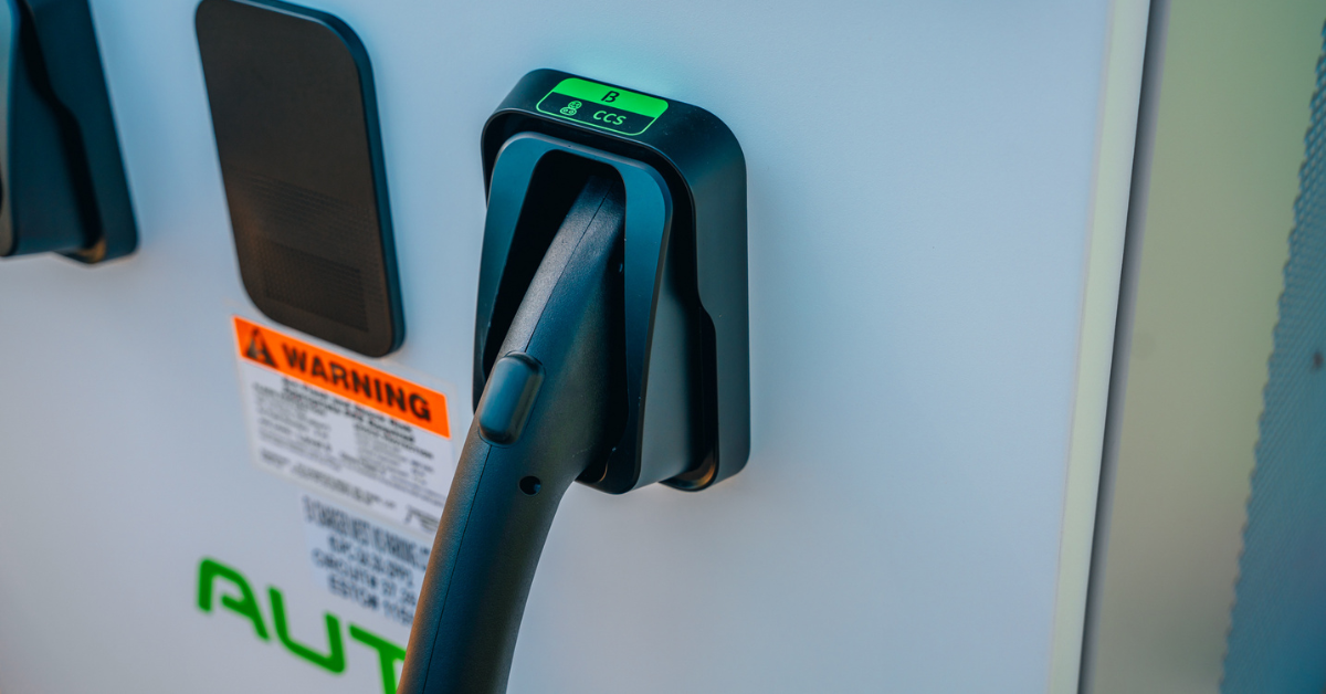 Installer des bornes de recharge est un levier rentable et stratégique qui attire les clients. Zone Énergie vous accompagne pour maximiser vos subventions.