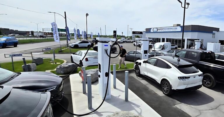 Zone Énergie a installé chez Dupont Ford la borne de recharge de 640 kW la plus puissante d'Amérique du Nord, capable de recharger six véhicules en quinze minutes.