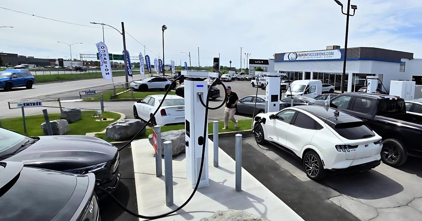 Zone Énergie a installé chez Dupont Ford la borne de recharge de 640 kW la plus puissante d'Amérique du Nord, capable de recharger six véhicules en quinze minutes.